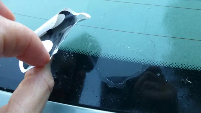 Cara mencopot sticker pada kaca jendela