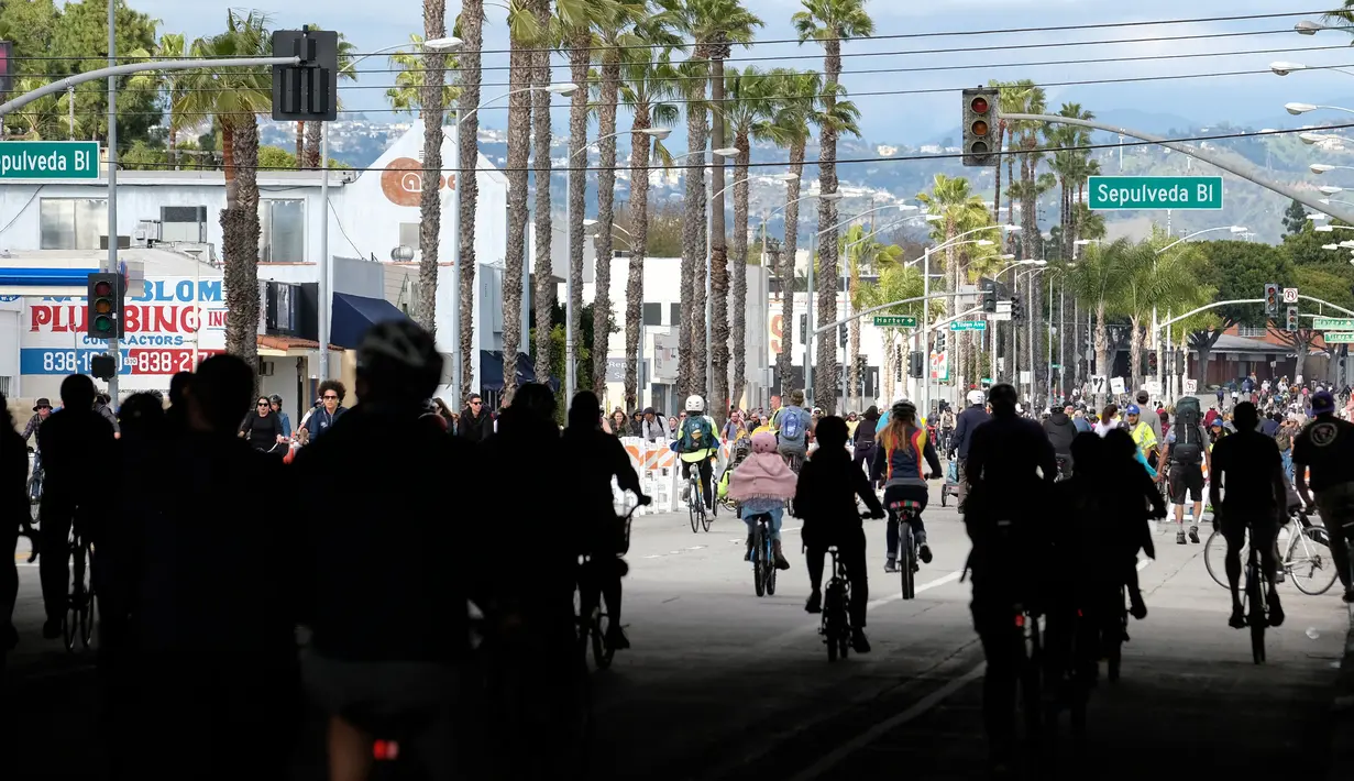 Orang-orang mengendarai sepeda di jalan-jalan bebas kendaraan bermotor selama acara CicLAvia di Culver City, Los Angeles, Minggu (3/3). Di Los Angeles, car free day disebut juga CicLAvia dan pertama kali diadakan pada 10 Oktober 2010. (Chris Delmas/AFP)