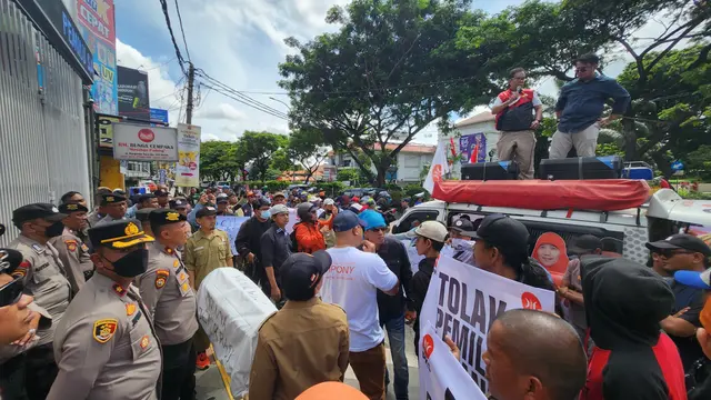 Sejumlah anggota DPD PKS Kota Depok menggelar aksi unjuk rasa di depan kantor KPUD Kota Depok