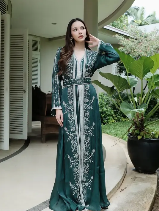 Alyssa Daguise juga mengenakan baju lebaran warna hijau, ia memilih mengenakan long dress hijau dengan bordiran putih berbunga. [@alyssadaguise]