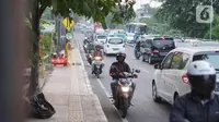 Pengendara motor melaju melawan arus lalu lintas arus di Jalan TB Simatupang, Pasar Rebo, Jakarta, Rabu (16/10/2019). Selain melanggar hukum, perilaku buruk pemotor untuk menghindari macet tersebut juga mengganggu kenyamanan pengguna jalan lain. (Liputan6.com/Immanuel Antonius)