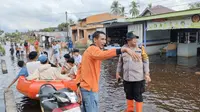 Ratusan Karung Beras Bantuan Banjir Rokan Hilir Mengalir, Warga Diminta Waspada Buaya