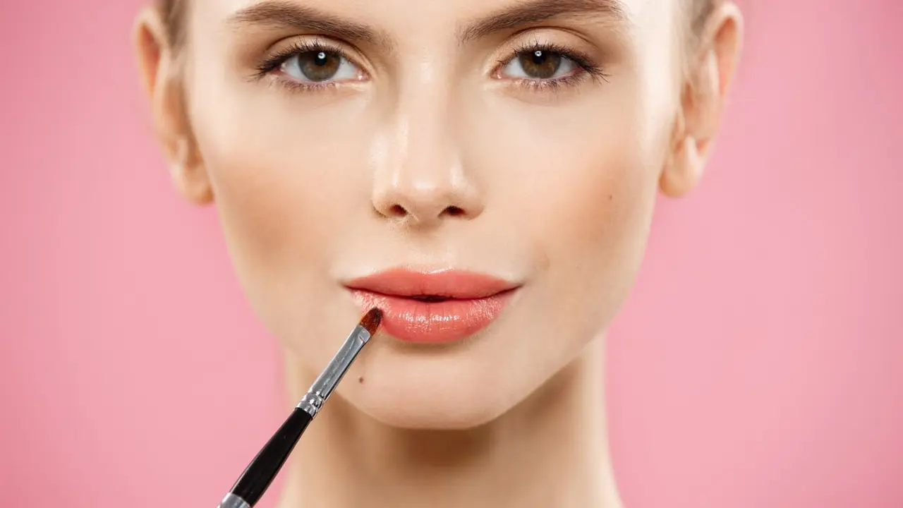 Ilustrasi memakai lip liner/freepik.com/benzoix
