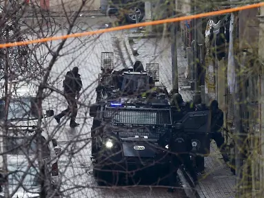 Kepolisian Turki melakukan operasi pencarian menyusul penyerangan sebuah kantor polisi di Istanbul, Kamis (3/3). Polisi berhasil menjebak dua wanita tersangka penyerangan, dengan senjata api dan granat, di sebuah apartemen. (REUTERS/Osman Orsal)