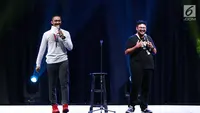 Komika Rizky Firdaus Wijaksana atau Uus (kiri) dan Muhammad Hifdzi Khoir saat menjadi pembawa acara Jakarta Internasional Comedy Festival (JICOMFEST) 2019 di JIExpo, Kemayoran, Jakarta, Sabtu (3/8/2019). Aksi para komika sukses mengocok perut pengunjung JICOMFEST 2019. (Dream.co.id/Deki Prayoga)