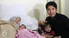Pasangan selebritis, Desta dan Natasha Rizki beserta kedua anaknya berpose saat jumpa pers kelahiran putri keduanya di RS kawasan Panglima Polim, Jakarta, Rabu (13/7). Bayi mungil itu diberi nama Miskha Arrawfa Najma. (Liputan6.com/Herman Zakharia)