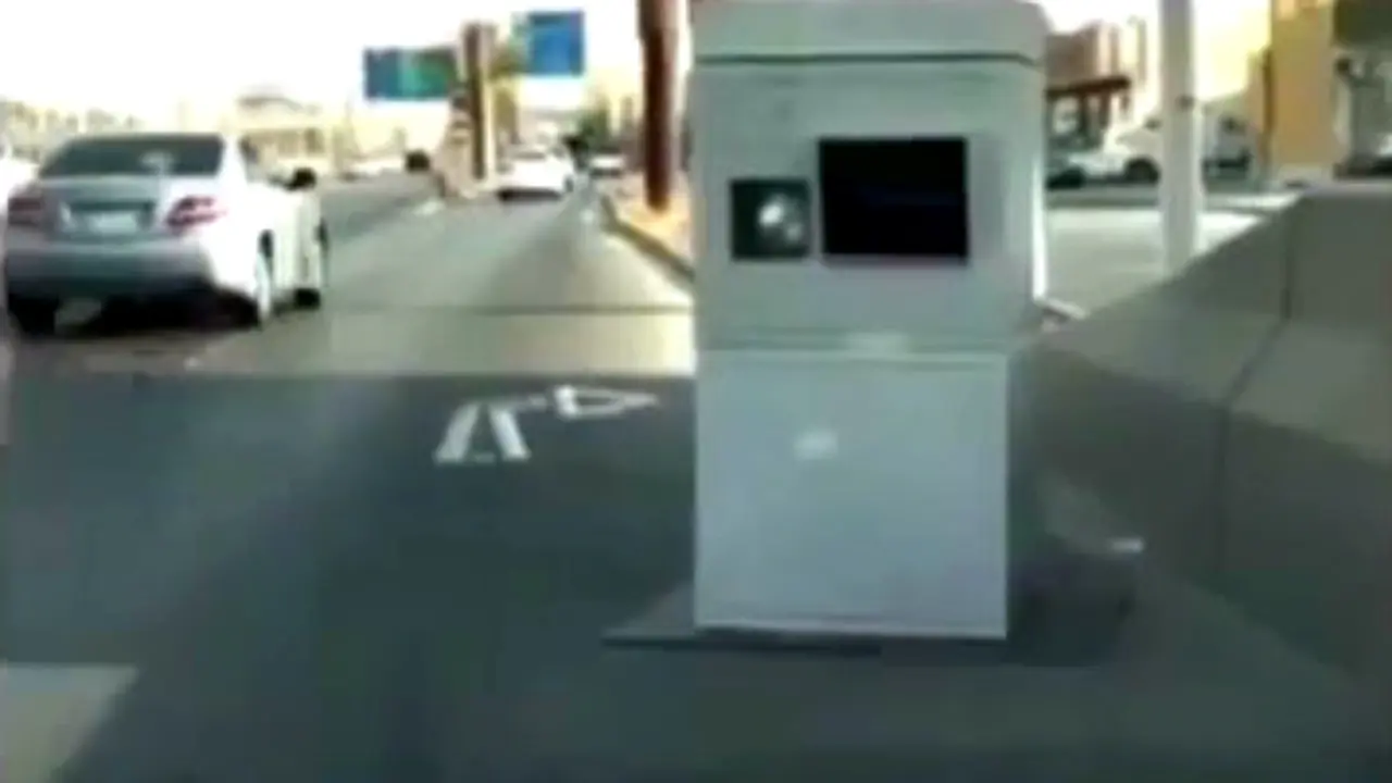 Kamera Raksasa di Tengah Jalan Raya