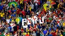 Suporter Peru dan Brasil saat mendukung tim nya bertanding pada pertandingan Copa America 2016  di Stadion Gillette, AS, (13/6). Peru mengalahkan Brasil dengan skor 1-0. (Winslow Townson-USA TODAY Sports)