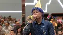 Pegawai mengenakan topi dan meniupkan trompet usai penutupan perdagangan saham tahun 2015 di Bursa Efek Indonesia, Jakarta, Rabu (30/12). Indeks Harga Saham Gabungan (IHSG) pada akhir perdagangan 2015 ditutup hari ini‎. (Liputan6.com/Angga Yuniar)