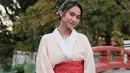 Azizah Salsha tampil menawan dibalut kimono, pakaian khas perempuan Jepang. Kimono tersebut pink tersebut memiliki motif. [@azizahsalsha_]