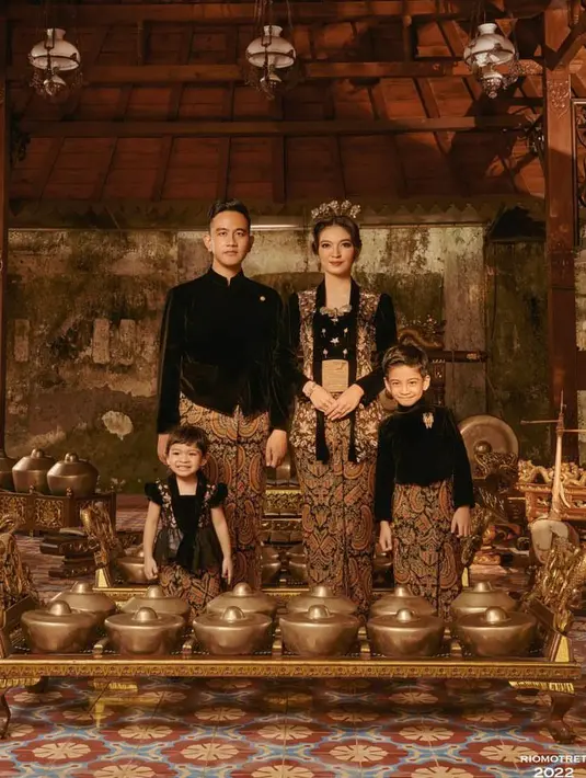 Mengusung tema adat Jawa, Gibran dan Selvi beserta kedua anak mereka tampil dalam balutan busana adat Jawa klasik dengan material velvet. (Instagram/riomotret).
