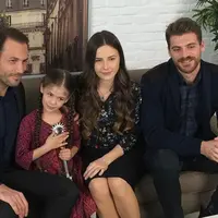 Para pemain Elif season 2 bersama piala SCTV Awards 2015. (foto: Instagram)