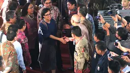 Menteri Keuangan yang baru Sri Mulyani Indrawati disambut saat tiba di Kementrian Keuangan, Jakarta, Rabu (27/7).Menkeu baru Sri Mulyani datang untuk saat serah terima jabatan dari Menkeu sebelumnya Bambang Brodjonegoro. (Liputan6.com/Angga Yuniar)