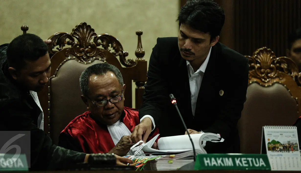 Hakim Ketua memeriksa berkas acara sidang kasus pembunuhan Wayan Mirna Salihin di PN Jakarta Pusat, Rabu (13/7). Sidang mendengarkan kesaksian Hanie Juwita Boon, teman minum kopi korban dan tersangka, Jessica Kumala Wongso.  (Liputan6.com/Faizal Fanani)