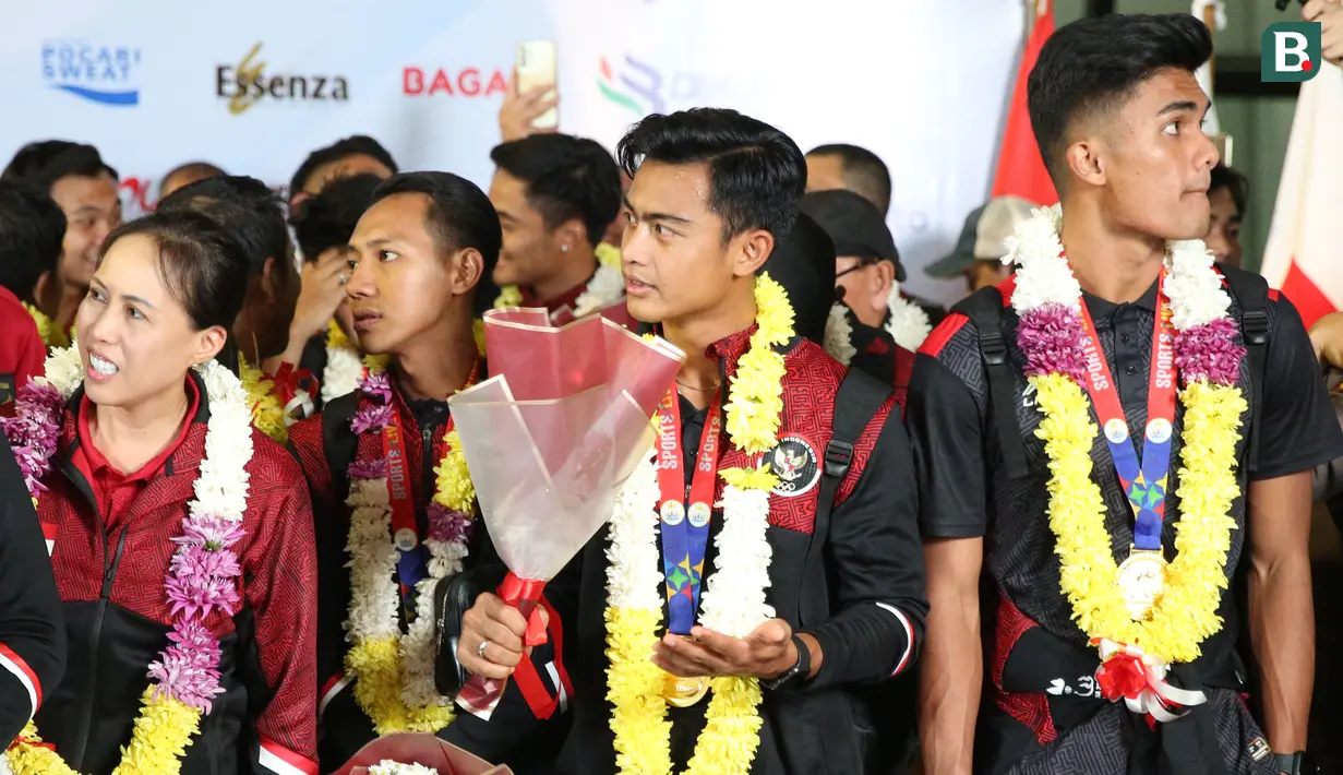 Pemain Timnas Indonesia U-22 (dari kanan) Muhammad Ramadhan Sananta, Pratama Arhan dan Beckham Putra saat acara penyambutan Kontingen Indonesia setelah tiba di Terminal 3 Kedatangan Bandara Soekarno Hatta, Cengkareng, Kamis (18/5/2023) malam WIB usai berhasil meraih medali emas cabor sepak bola SEA Games 2023. (Bola.com/Bagaskara Lazuardi)