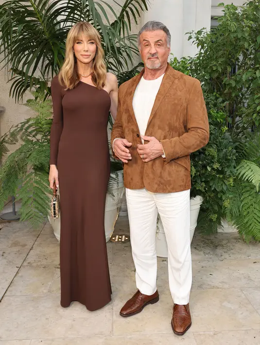 <p>Sylvester Stallone (kanan) bersama istrinya Jennifer Flavin menghadiri Ralph Lauren SS23 Runway Show di The Huntington Library, Art Collections and Botanical Gardens, San Marino, California. Amerika Serikat, 13 Oktober 2022. Pasangan itu mengumbar kemesraan setelah baru-baru ini Jennifer Flavin secara mengejutkan mengajukan gugatan cerai kepada Sylvester Stallone, namun berakhir damai. (Amy Sussman/Getty Images/AFP)</p>