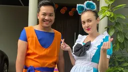 Keluarga kecil ini begitu menikmati suasan Halloween di sekitar rumahnya. Rianti Cartwright dan anaknya tampil senada dengan kostum warna biru putih. Sementara sang suami cosplay jadi Son Goku dengan ciri khas bajunya, biru oranye. Suasana makin seru saat seluruh tetangga juga kompak mengenakan kostum Halloween. (Liputan6.com/IG/@casalfonso)