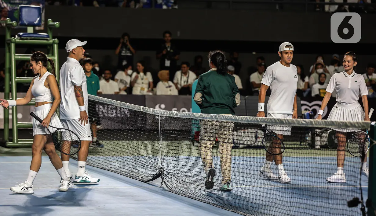 Pasangan ganda campuran Gading Marten/Wulan Guritno (kiri) melawan Dion Wiyoko/Enzy Storia (kanan) pada pertandingan pembuka Tiba Tiba Tenis di Tennis Indoor Senayan, Jakarta, Sabtu (12/11/2022). Pasangan Dion Wiyoko/Enzy Storia berhasil mengalahkan Gading Marten/Wulan Guritno dua set langsung dengan skor meyakinkan, 6-2 dan 6-3. (Liputan6.com/Johan Tallo)