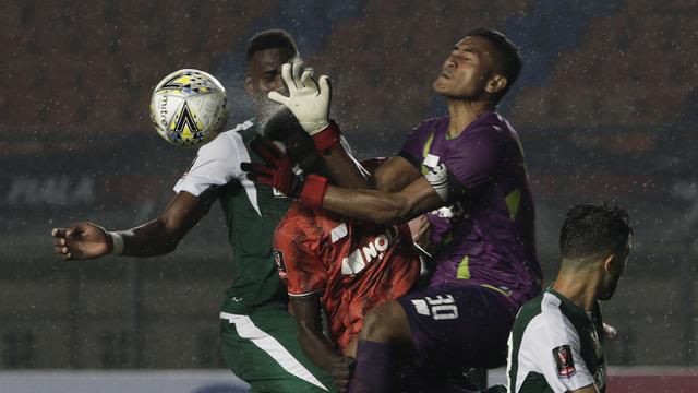 Kiper Perseru Serui, Hendra Molle, melakukan penyelamatan bola saat menghadapi Persebaya Surabaya pada laga Piala Presiden 2019. (Bola.com/Yoppy Renato)