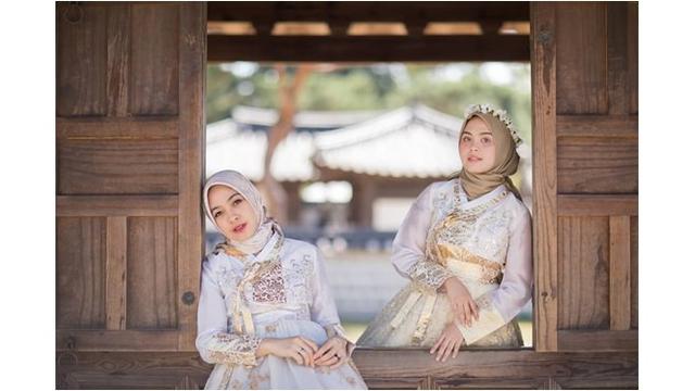 Keduanya terlihat anggun saat mengenakan hanbok, serasa pemotretan untuk sampul majalah.