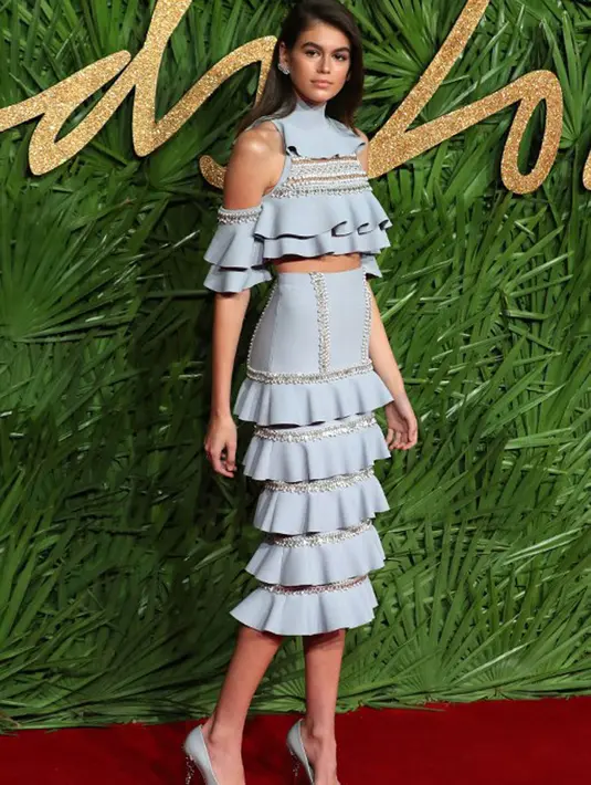 Busana yang dipakai Kaia Gaber di BFA 2017 terbilang unik. Tumpukan layer pada dress berwarna biru langit ini sangat cocok saat dikenakan oleh wanita berambut coklat ini. (AFP/Daniel LEAL-OLIVAS )