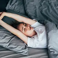 Dengan mengikuti tips-tips ini, kamu bisa mendapatkan kembali ketenangan dan kenyamanan tidur yang cukup dan tepat waktu. (Foto dok: Freepik/diana.grytsku).