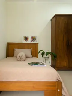 Furnitur yang terlalu besar dapat membuat kamar terasa penuh. Sesuaikan ukuran perabot dengan luas ruang yang tersedia. (Foto/Dok: Pexels)