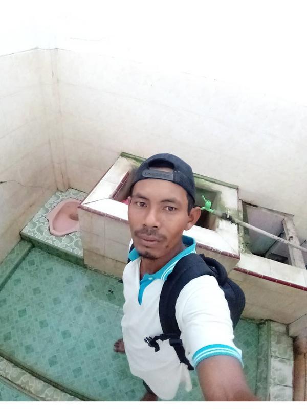 Pria Ini Punya Hobi Selfi Di Kamar Mandi, 7 Potretnya Malah Bikin Geli (sumber:Instagram/@selfiekamarmandi)
