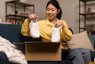 Ilustrasi perempuan belanja online di Lazada. (c) Milkos/Depositphotos