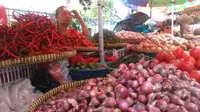 Seorang pedagang sayur di Pasar Kebayoran, Jakarta Selatan, Jumat (9/2/2018). (Maul/Liputan6.com)