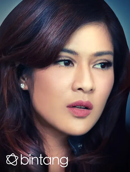 Setelah beberapa kali menjadi model dan bintang iklan, lantas mencoba peruntungan baru ke dunia akting. Mengawali dari film 'Bintang Jatuh' tahun 2000. Setelah itu, bermain di 'Pasir Berbisik'. (Galih W. Satria Digital Imaging: Iqbal Nurfajri/Bintang.com)