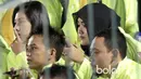 Seorang Polwan sibuk memotret  suasana pertandingan Bhayangkara FC melawan Semen Padang pada babak delapan besar Piala Presiden 2017 di Stadion Manahan, Solo, (26/2/2017). (Bola.com/Nicklas Hanoatubun) 