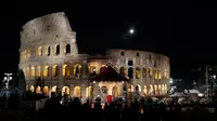 Paus Fransiskus (tengah) memimpin prosesi Jalan Salib saat memperingati Jumat Agung di sekitar bangunan  Colosseum, Roma, Italia, Jumat (19/4). (AP Photo/Andrew Medichini)