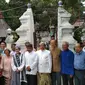 Warga Tionghoa Cirebon bersama keluarga dan kerabat Keraton ziarah bersama ke komplek pemakaman Sunan Gunung Jati (Liputan6.com / Panji Prayitno)