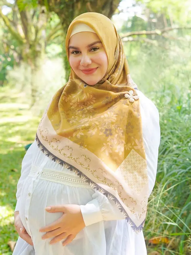 6 Potret Irish Bella dengan Berbagai Gaya Berhijab, dari Elegan Hingga Simpel