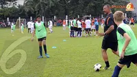 Legenda sepakbola Belanda Ruud Gullit terlihat hadir dalam sesi coaching clinic yang digelar di Lapangan C Senayan Jakarta pada Kamis 6 Juni 2013 