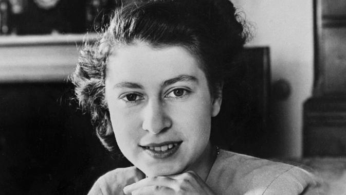 Dalam file foto ini diambil pada tanggal 18 April 1947 potret resmi Putri Inggris Elizabeth (calon Ratu Elizabeth II) yang diambil tiga hari sebelum ulang tahunnya yang ke-21 di London. (AFP Photo)