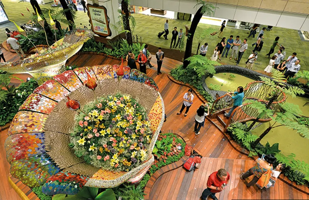 Kebun indoor di Bandara Changi, Singapura. (Sumber Foto: silverkris.com)