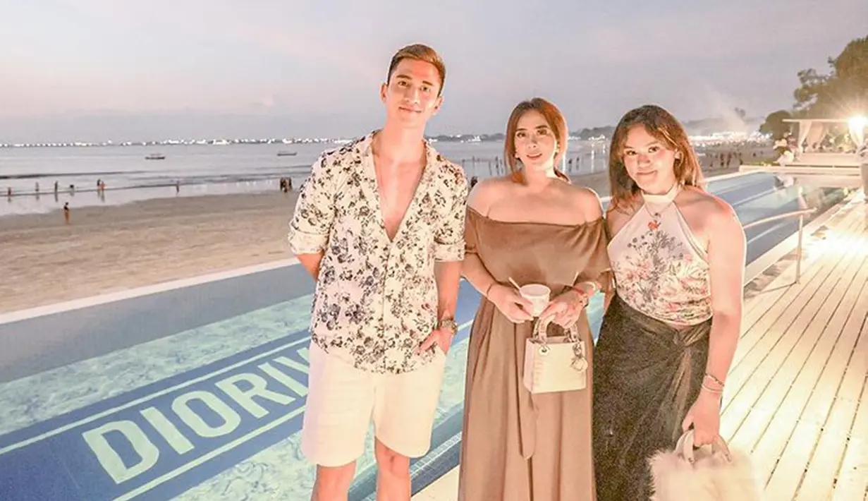 "Dioriviera 2022 collection in Bali, gemes bgttt @dior," tulis istri dari Dewa Gede Adiputra di unggahan instagramnya. Tampak ia juga berfoto bersama Verrell Bramasta di pinggir pantai di Bali. (Liputan6.com/IG/@maharanikemala)