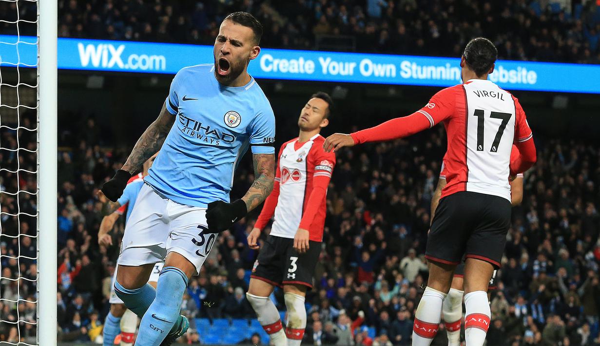 3. Nicolas Otamendi - Pemain Man City tersebut bisa membantu Real Madrid mengatasi krisis di lini belakang. Namun persoalannya adalah Otamendi adalah pemain andalan Guardiola di sektor belakang. (AFP/Lindsay Parnaby)