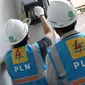 Aktivitas penyambungan penambahan daya oleh petugas PLN di Jakarta, Rabu (21/6). Menyambut lebaran, PLN memberikan bebas biaya penyambungan untuk rumah ibadah dan potongan 50 persen untuk pengguna selain rumah ibadah. (Liputan6.com/Immanuel Antonius)