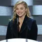 Aktris Chloe Grace Moretz memberikan pidato pada hari keempat Konvensi Nasional Partai Demokrat di Philadelphia, Pennsylvania, AS (28/7). Chloe Moretz mengajak para anak muda untuk memberikan suaranya di pemilihan mendatang. (Alex Wong/Getty Images/AFP)