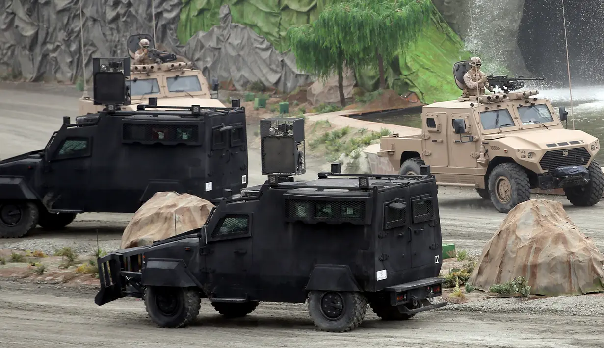 Tentara Uni Emirat Arab (UEA) menggelar latihan militer saat pembukaan Pameran dan Konferensi Pertahanan Internasional (IDEX) di Abu Dhabi, UEA, Minggu (17/2). Pameran ini diadakan setiap dua tahun sejak 1993. (AFP)