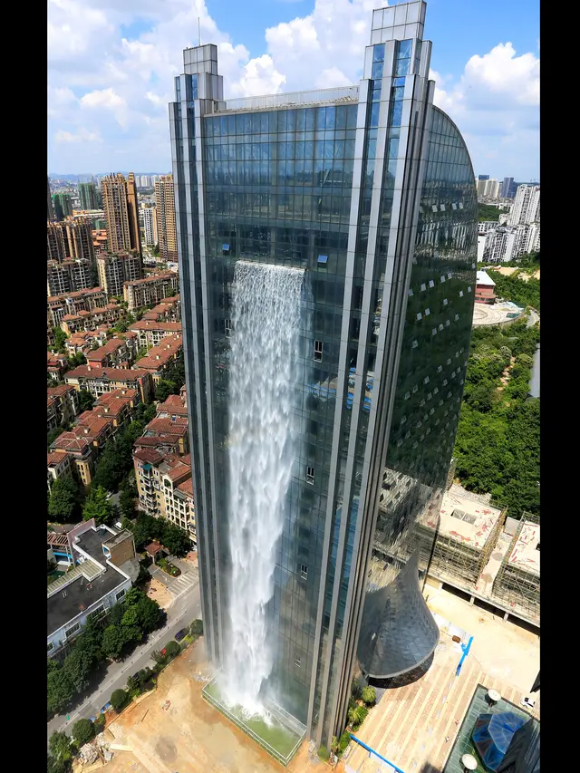 China Punya Air Terjun di Gedung Pencakar Langit