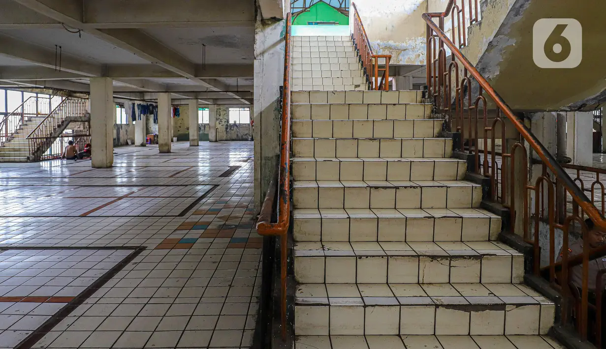 Suasana sepi Pasar Mampamg, Jakarta, Jumat (28/10/2022). Sepinya pengunjung di Pasar Mampang membuat para pedagang memilih menjual atau menyewakan kiosnya. Para pedagang memilih menjual atau menyewakan kiosnya dan beralih memasarkan barang dagangannya secara daring atau online Sedangkan pihak pengelola merencanakan pada lantai tiga dan empat Pasar Mampang akan digunakan sebagai tempat berolahraga.  (Liputan6.com/Faizal Fanani)
