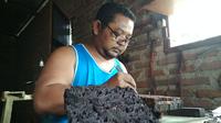 Para perajin cap batik Cirebon mengeluh lantaran jumlahnya yang semakin sedikit dan belum memiliki generasi penerus. Foto (Liputan6.com / Panji Prayitno)