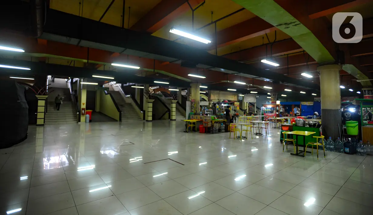 Para penyewa kios pun mulai meninggalkan lokasi karena memang sepi pengunjung akibat pandemi COVID-19, yang dampaknya terus terasa hingga kini. (merdeka.com/Arie Basuki)