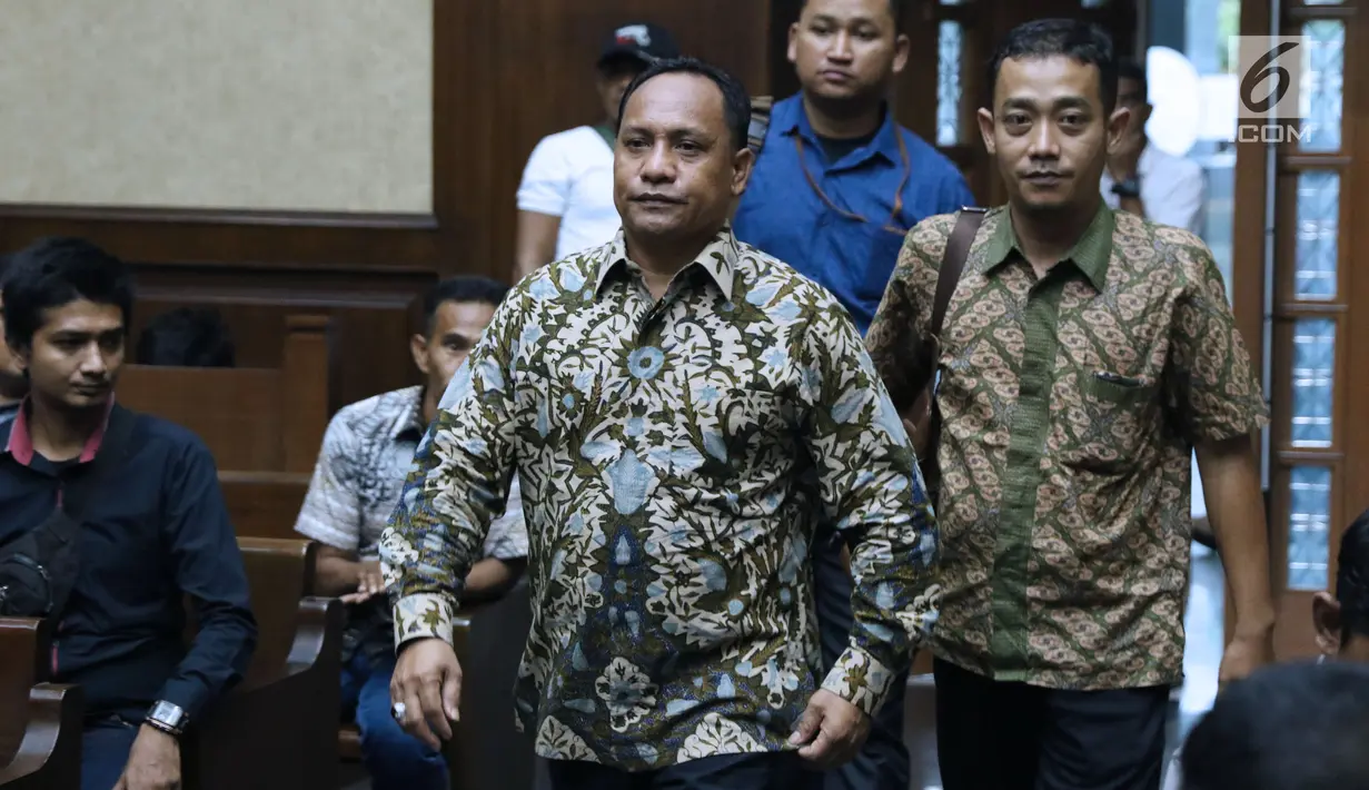 Ketua DPRD Kepulauan Sula Periode 2009-2014, Zainal Mus bersiap menjalani sidang perdana di Pengadilan Tipikor, Jakarta, Kamis (22/11). Sidang mendengarkan pembacaan dakwaan dari JPU KPK. (Liputan6.com/Helmi Fithriansyah)