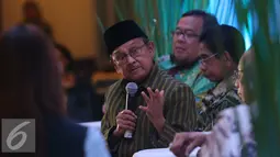 Presiden RI ketiga, BJ Habibie memberikan penjelasan saat peresmian nama gedung Bappenas, Jakarta, (23/9). Nama tersebut di ambil dari mendiang Prof. Dr. Widjojo Nitisastro yang berperan dalam pembangunan Indonesia 1927-2012 . (Liputan6.com/Angga Yuniar)