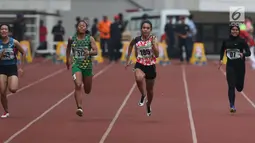 Atlet asal DKI Jakarta, Jeany Nurainy (kedua kanan) saat berlaga di kelas lari 100 meter putri U-20 Kejurnas Atletik U18, U20 dan Senior 2019 di Stadion Pakansari, Kab Bogor, Jumat (2/8/2019). Jeany Nurainy meraih posisi pertama dengan catatan waktu 12,15 detik. (Liputan6.com/Helmi Fithriansyah)